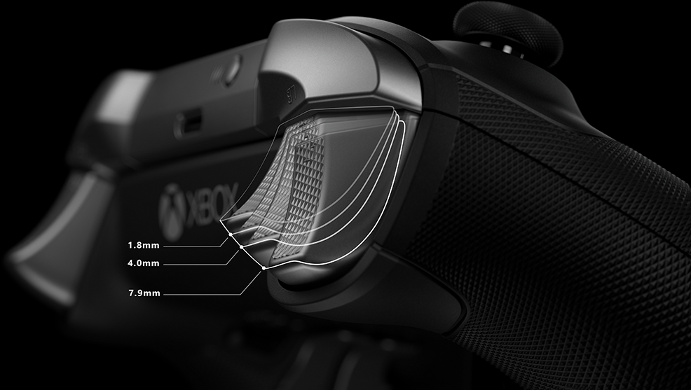 Primo piano di un controller Xbox con dettagli sulla profondità del grilletto.