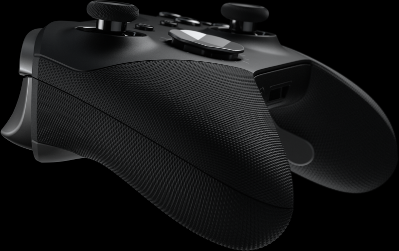 Controller di gioco nero con impugnature strutturate e pulsanti. Su sfondo nero.