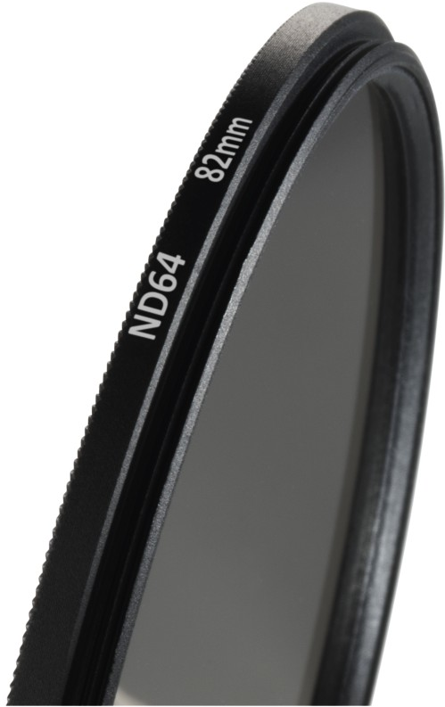 Gros plan d'un filtre de caméra noir ND64 82mm. Le texte est blanc sur le filtre. Le verre du filtre est gris.