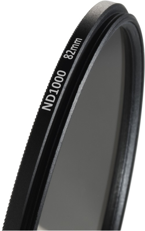 Gros plan sur un filtre d'objectif d'appareil photo noir. Le texte 'ND1000 82mm' est visible.