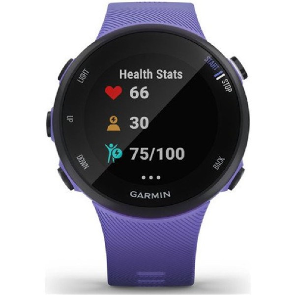 Reloj Garmin morado con una pantalla negra que muestra estadísticas de salud. Tiene una correa morada.