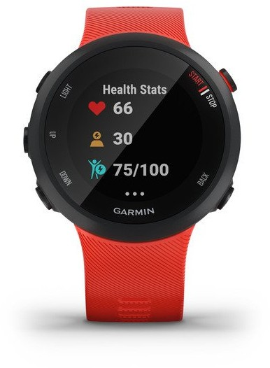 Reloj inteligente Garmin rojo mostrando estadísticas de salud, incluyendo frecuencia cardíaca.
