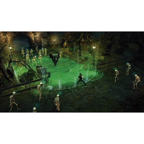 Una figura de negro lucha contra esqueletos en una niebla verde. El fondo incluye un arco de piedra y árboles.