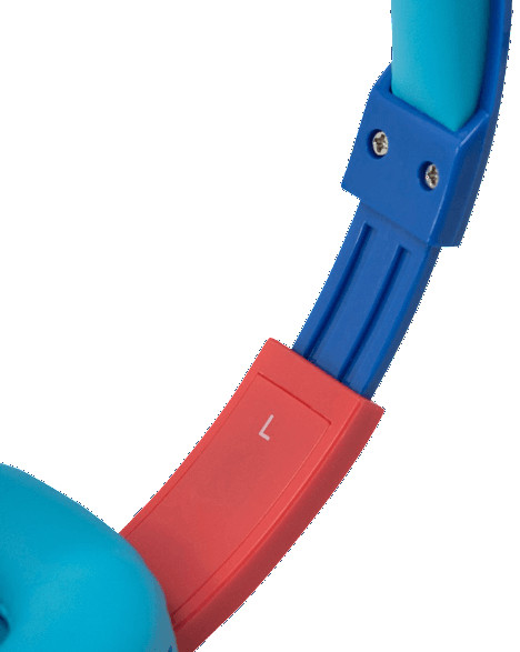 Gros plan sur un casque bleu et rouge. La section rouge montre la lettre 'L'.