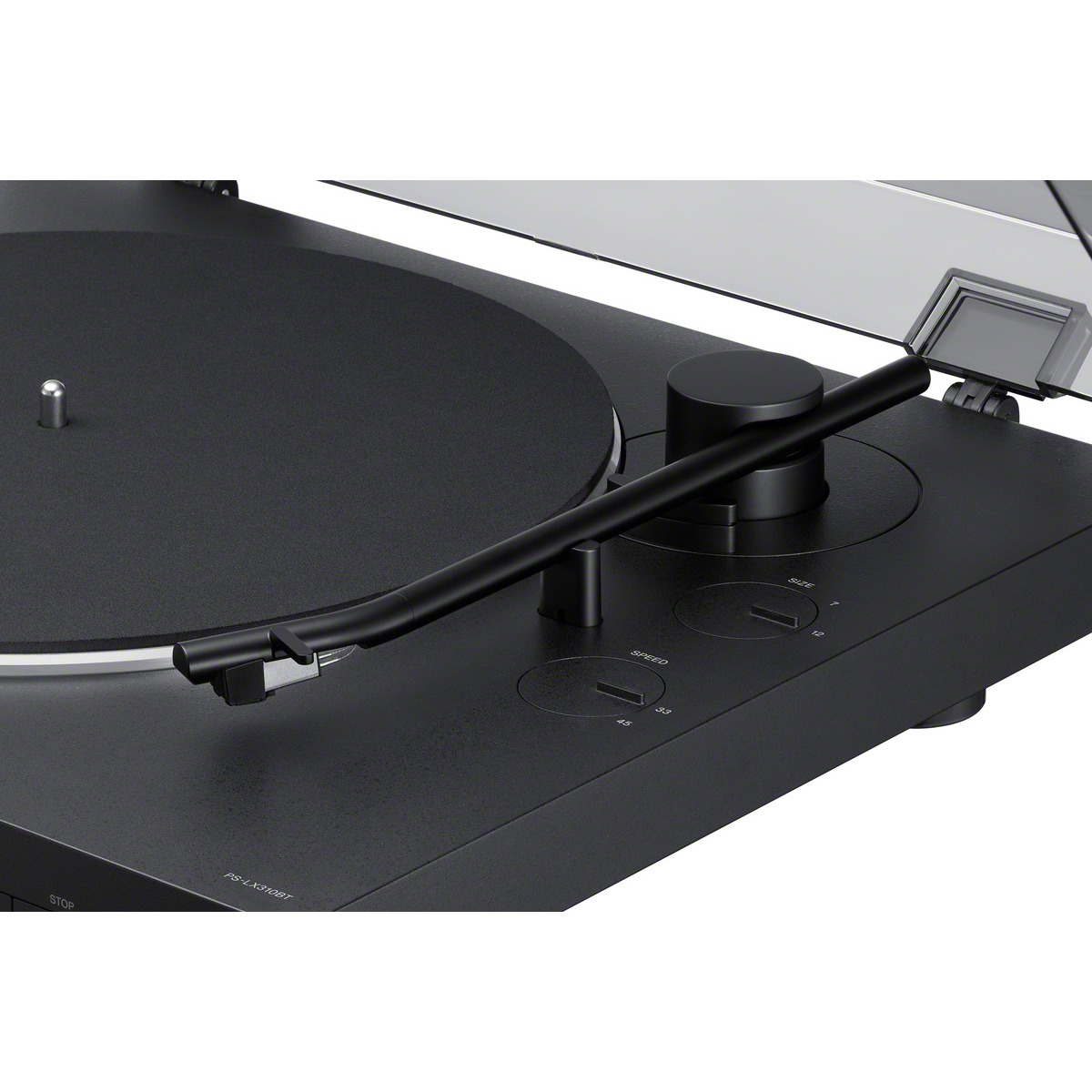 Tocadiscos negro con controles de velocidad y tamaño. Disco blanco visible.