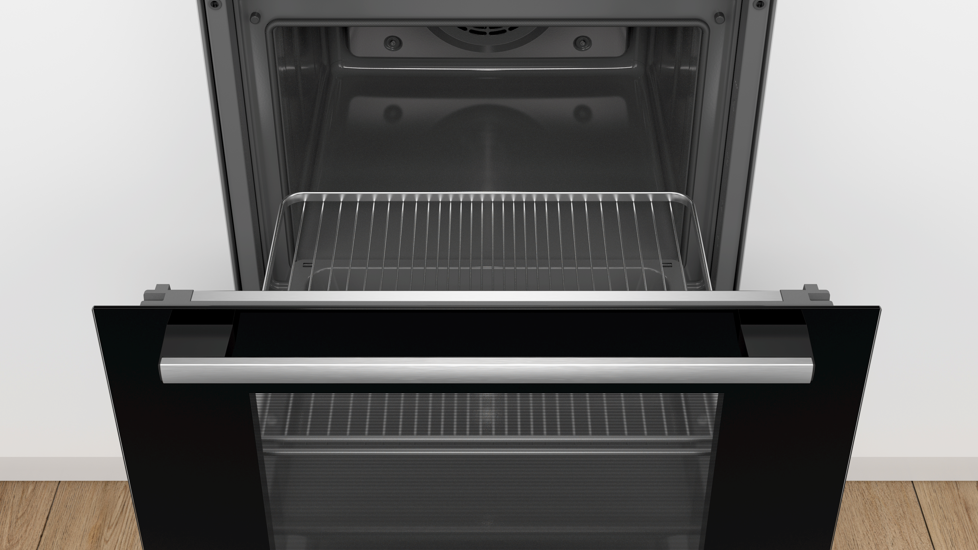 Ein offener Backofen mit einem silbernen Rost im Inneren.