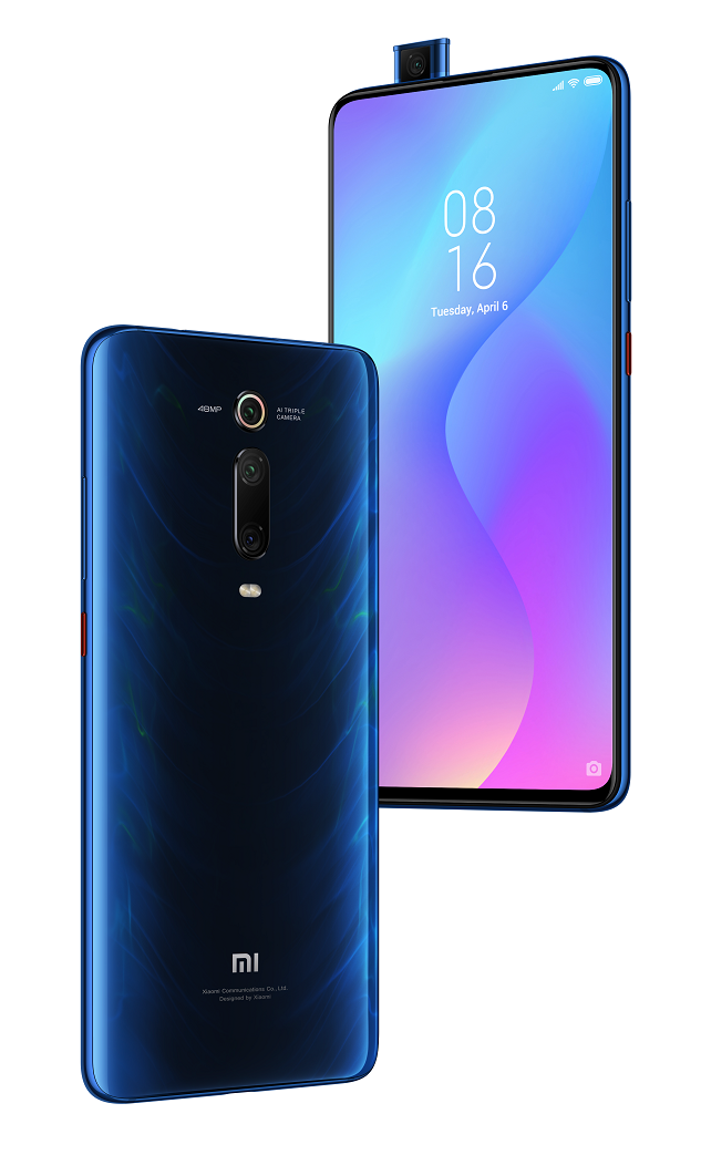 Teléfono inteligente azul con cámara emergente. La parte trasera muestra cámaras y el logotipo. La pantalla muestra la hora y la fecha.