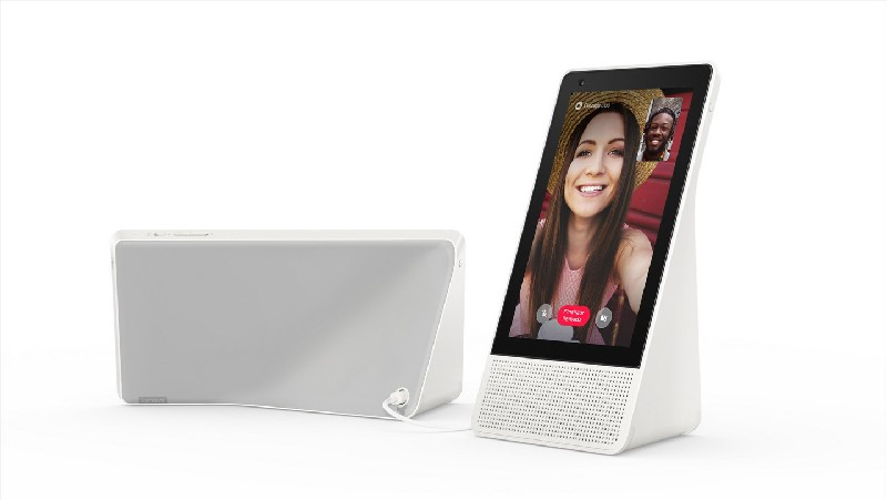 Una pantalla inteligente Lenovo blanca que muestra una videollamada con dos personas.