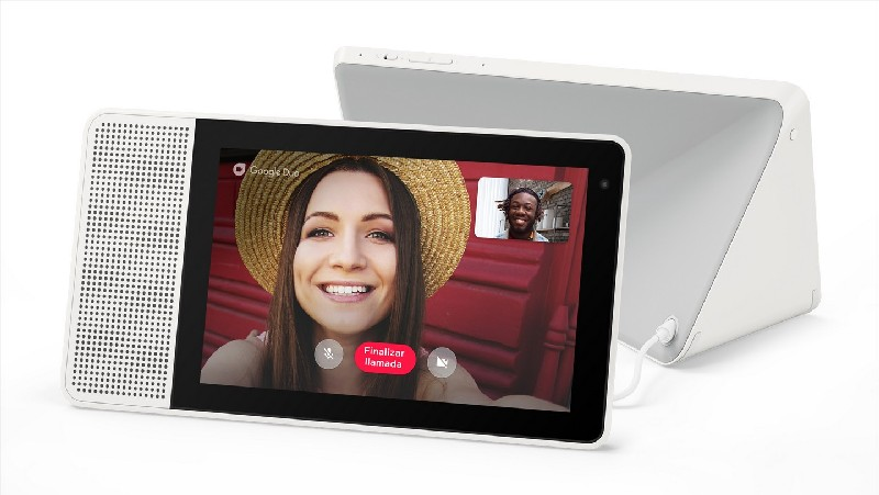 Dispositivo de videollamada, mujer en pantalla, otra persona, fondo blanco y rojo.