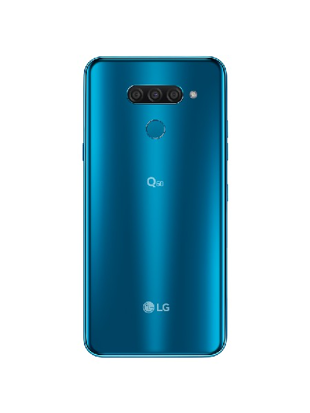 Smartphone LG Q60 azul, vista trasera, con tres cámaras y el logo de LG. Fondo blanco.