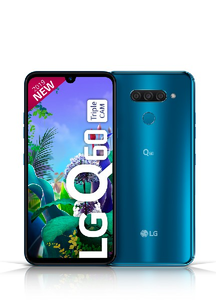 Se muestra un smartphone LG Q60 azul verdoso con la pantalla encendida, mostrando el logotipo de LG y un fondo.