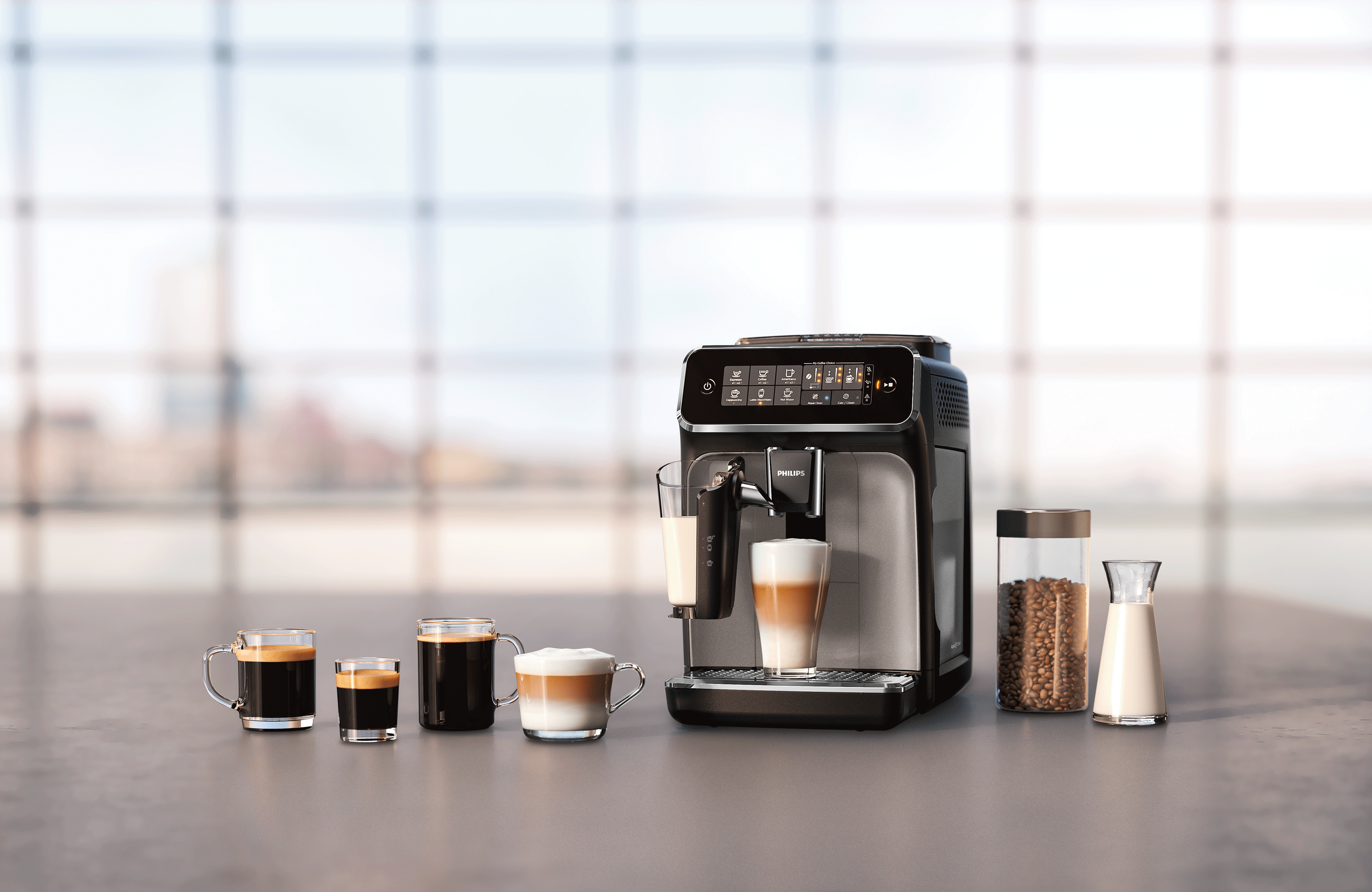 Eine schwarz-silberne Philips Kaffeemaschine. Verschiedene Kaffeetassen sind davor, mit einem Glas.