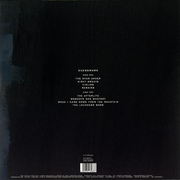Vinyl-Schallplattenhülle mit Songtiteln und Albumcover. Dunkler Hintergrund, minimalistisches Design.