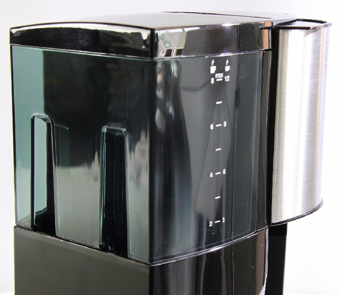 Una cafetera negra con indicador de nivel de agua.