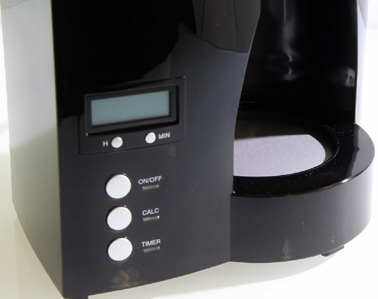 Cafetera negra, primer plano del panel de control con botones y pantalla digital.