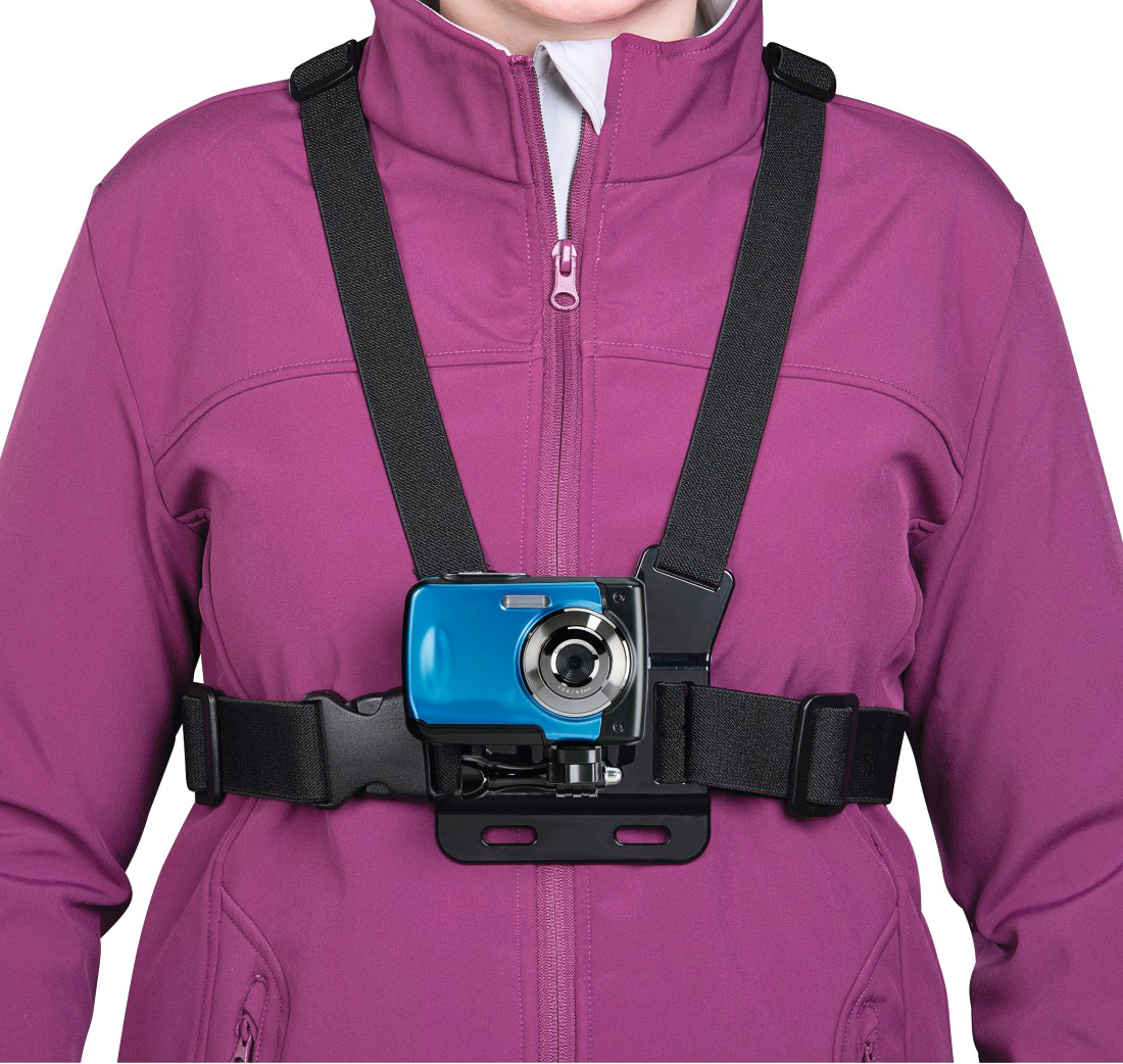 Eine Person, die eine lila Jacke mit einer Kamerabrusthalterung trägt. Die Kamera ist blau.