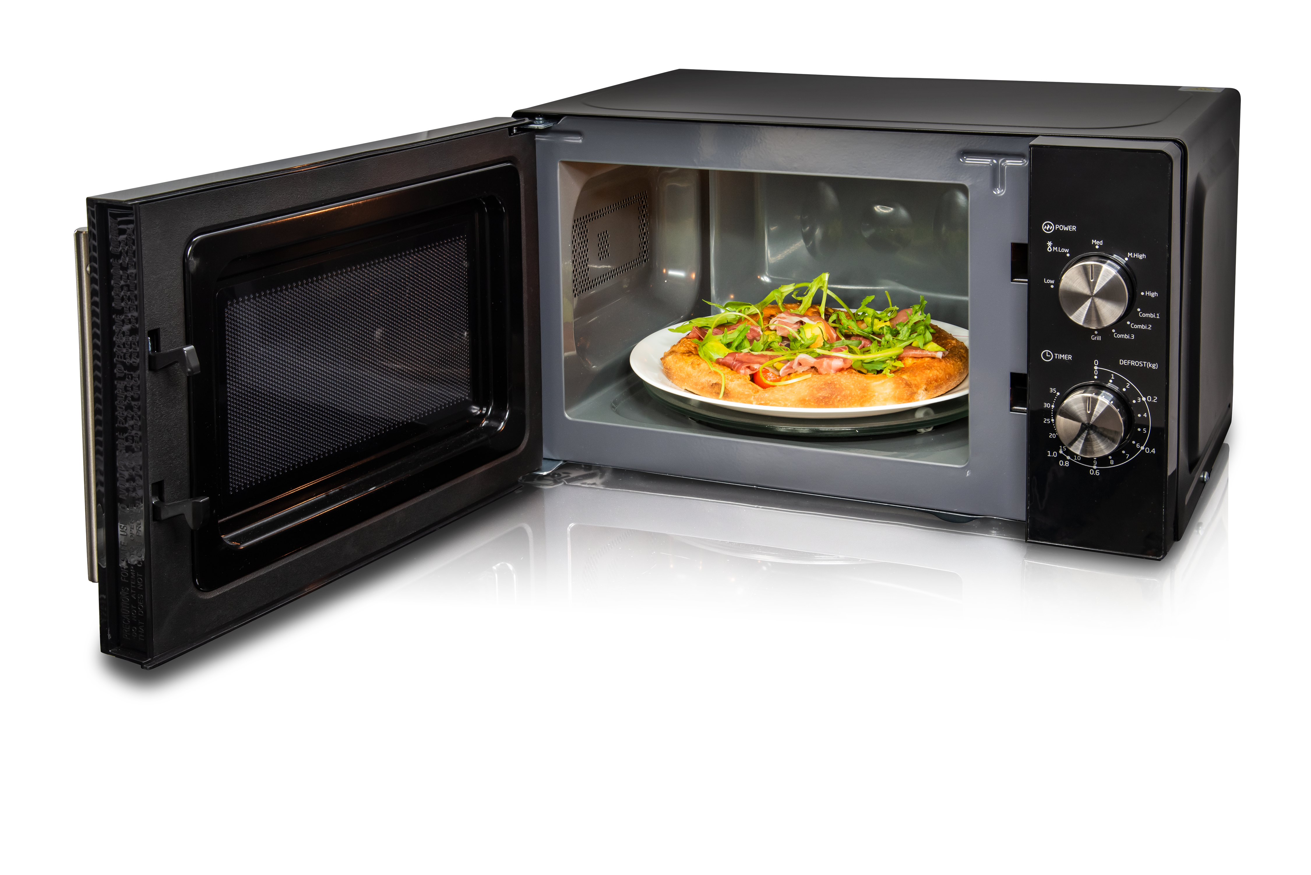 Micro-ondes noir avec la porte ouverte, montrant une pizza dans une assiette.