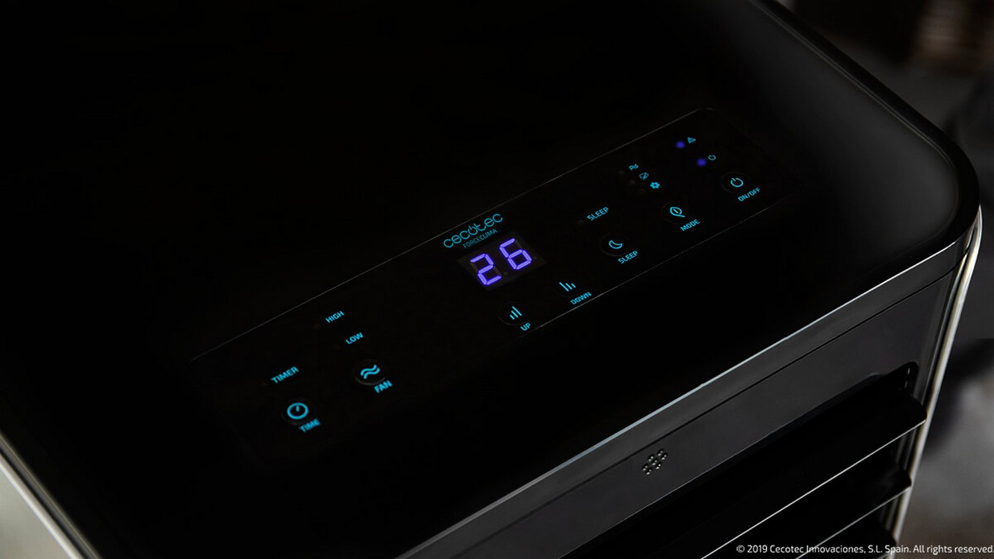 Primer plano del panel de control de un enfriador de aire negro con pantalla digital y botones de función.