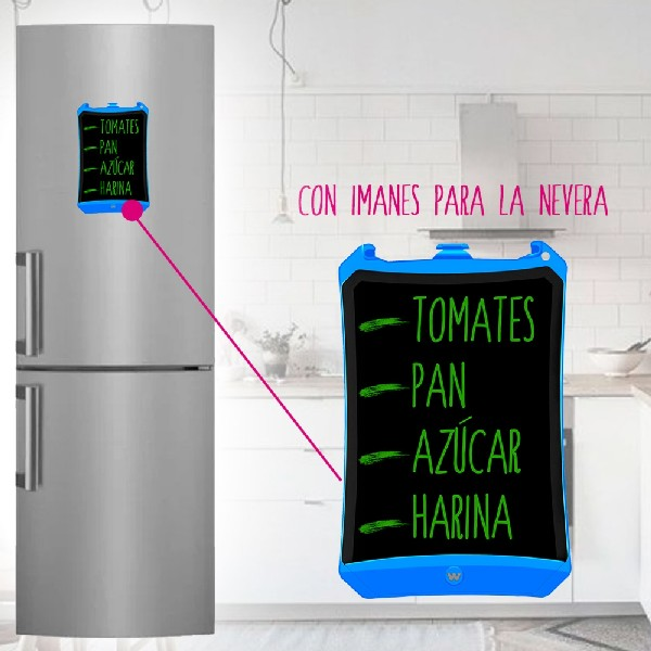 Dos pizarras magnéticas azules con listas de compras adheridas a un refrigerador en una cocina.