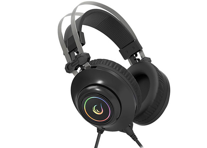 Siyah oyun kulaklığı, RGB aydınlatma ve siyah kablo, açılı görünüm.
