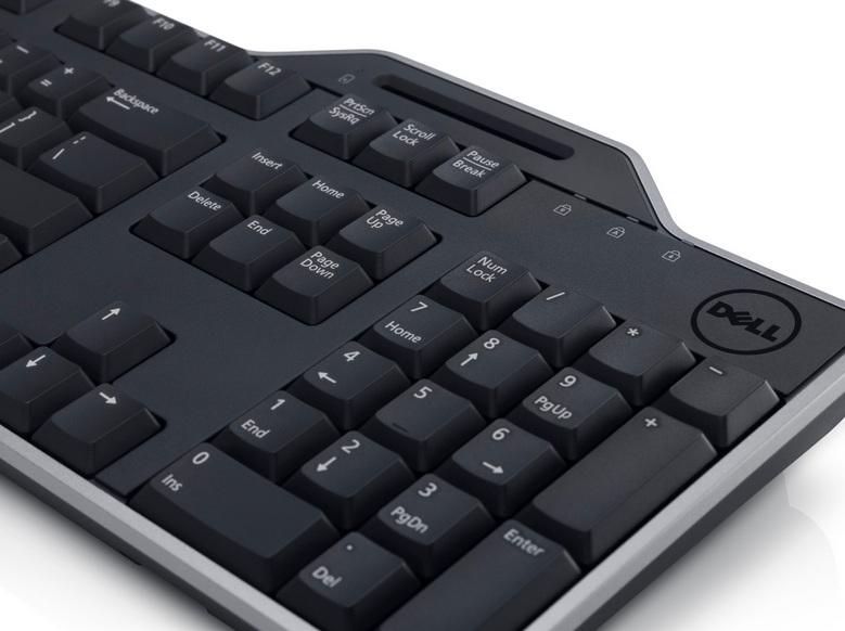 Nahaufnahme einer schwarzen Dell-Tastatur mit beschrifteten Tasten. Die Tastatur ist abgewinkelt und zeigt das Layout, einschließlich des Ziffernblocks.