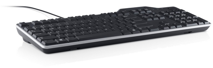 Eine schwarze Computertastatur mit weißen Tasten. Die Tastatur hat einen silbernen Rand und ein schwarzes Kabel.