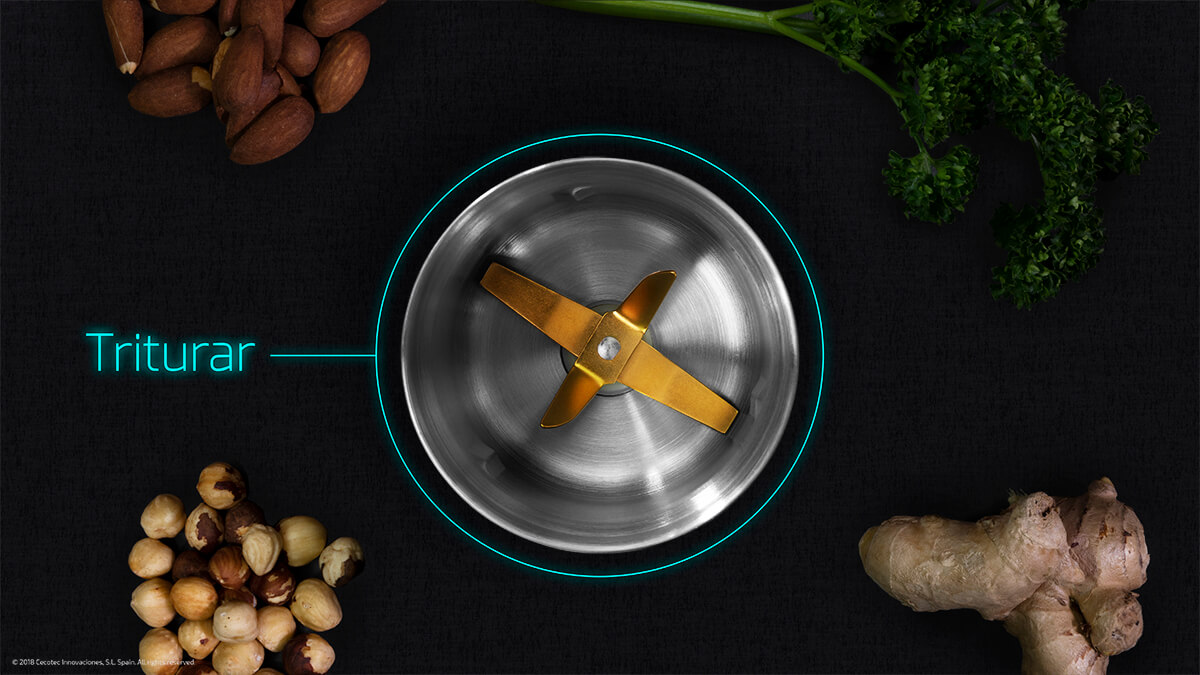 Cuchillas de licuadora rodeadas de nueces, hierbas e ingredientes, con texto 'Triturar'.