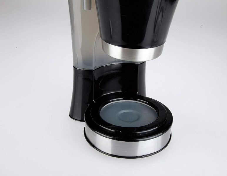Una cafetera negra y plateada con un depósito de agua transparente.
