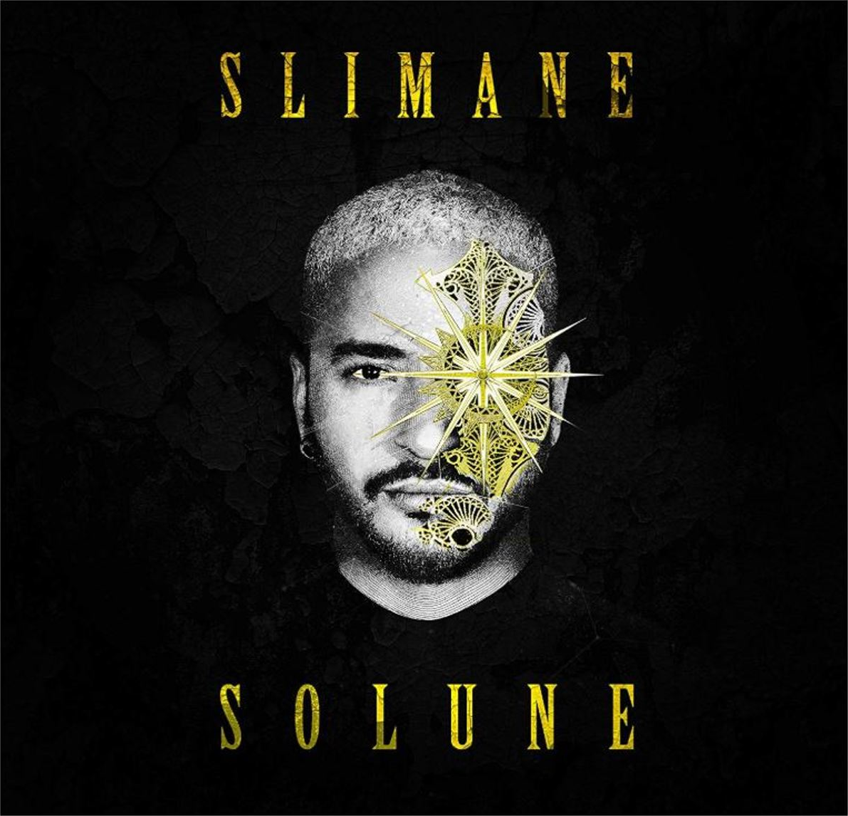 Pochette d'album avec Slimane. Le visage d'un homme est montré, partiellement recouvert d'art doré et de texte.