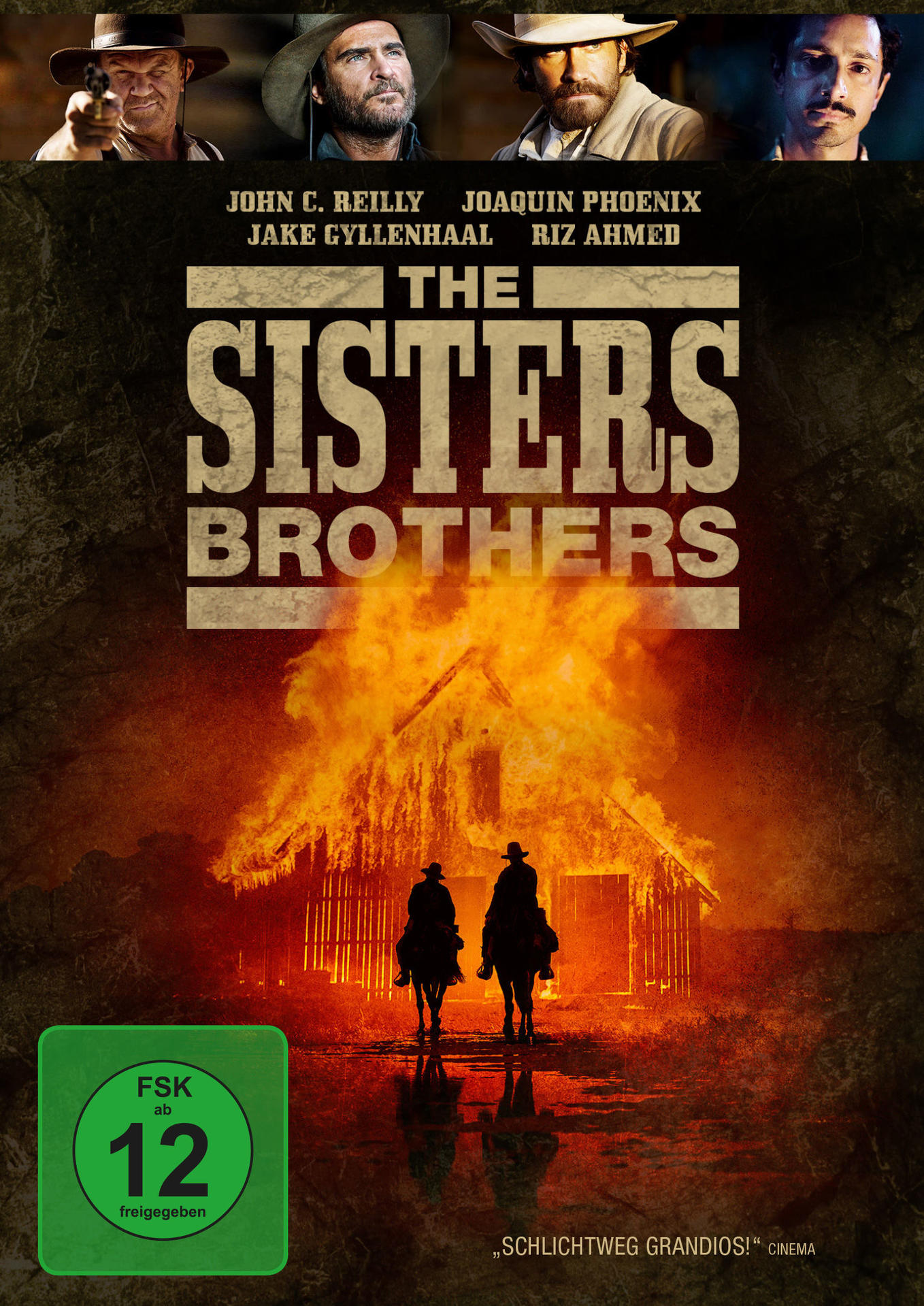Filmposter: "The Sisters Brothers", zwei Männer auf Pferden reiten auf ein brennendes Gebäude zu. Mit Joaquin Phoenix.