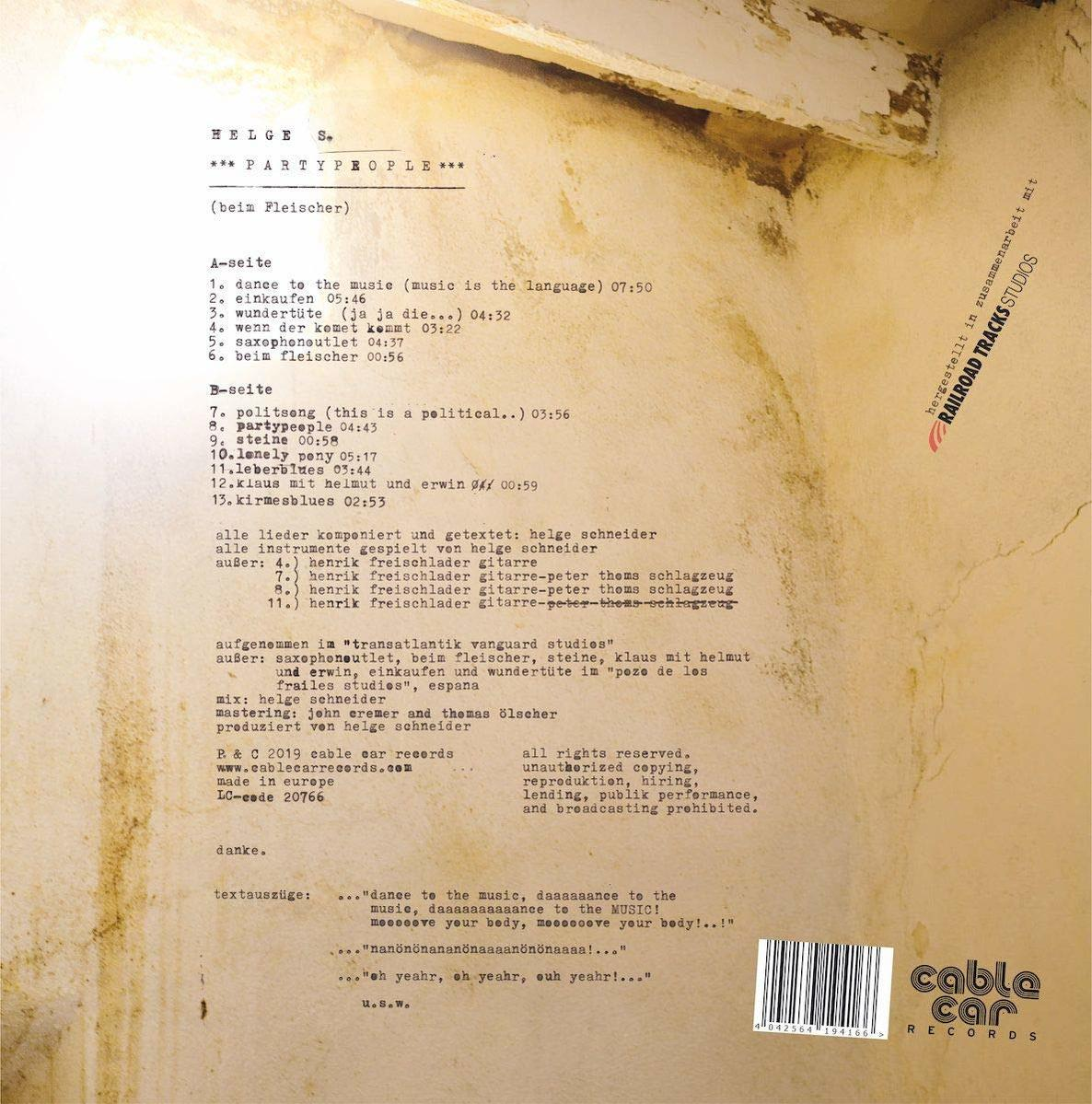 Ein Musikalbumcover mit schwarzem Text auf beigem Hintergrund.