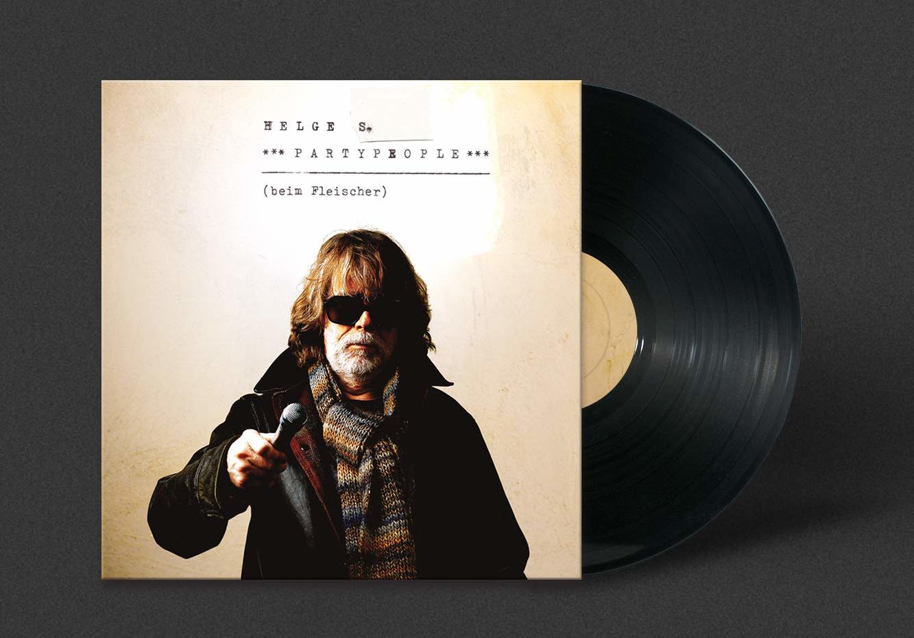 Albumcover mit einem Mann, der ein Mikrofon und ein Messer hält, mit einer schwarzen Schallplatte.