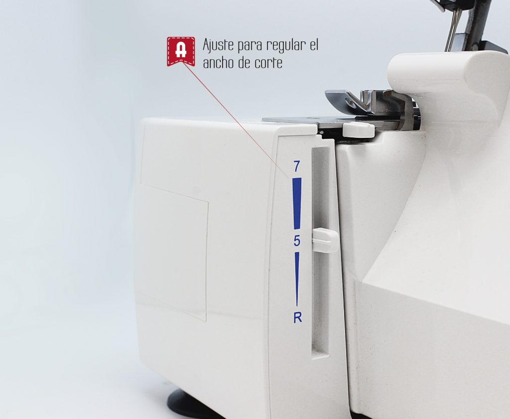 Primer plano de una parte blanca de máquina de coser con una escala de ajuste. La etiqueta dice: 'Ajuste para regular el ancho de corte'.