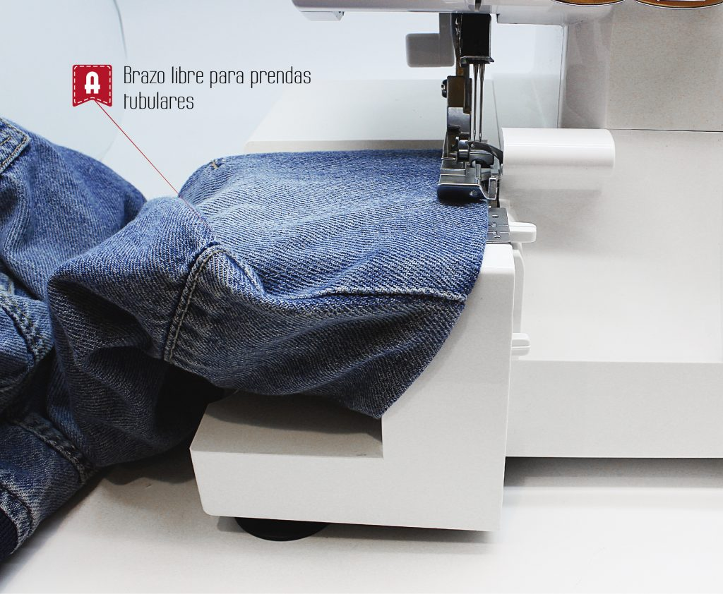 Una máquina de coser con tela vaquera. La tela es azul y la máquina es blanca. Un icono rojo es visible.