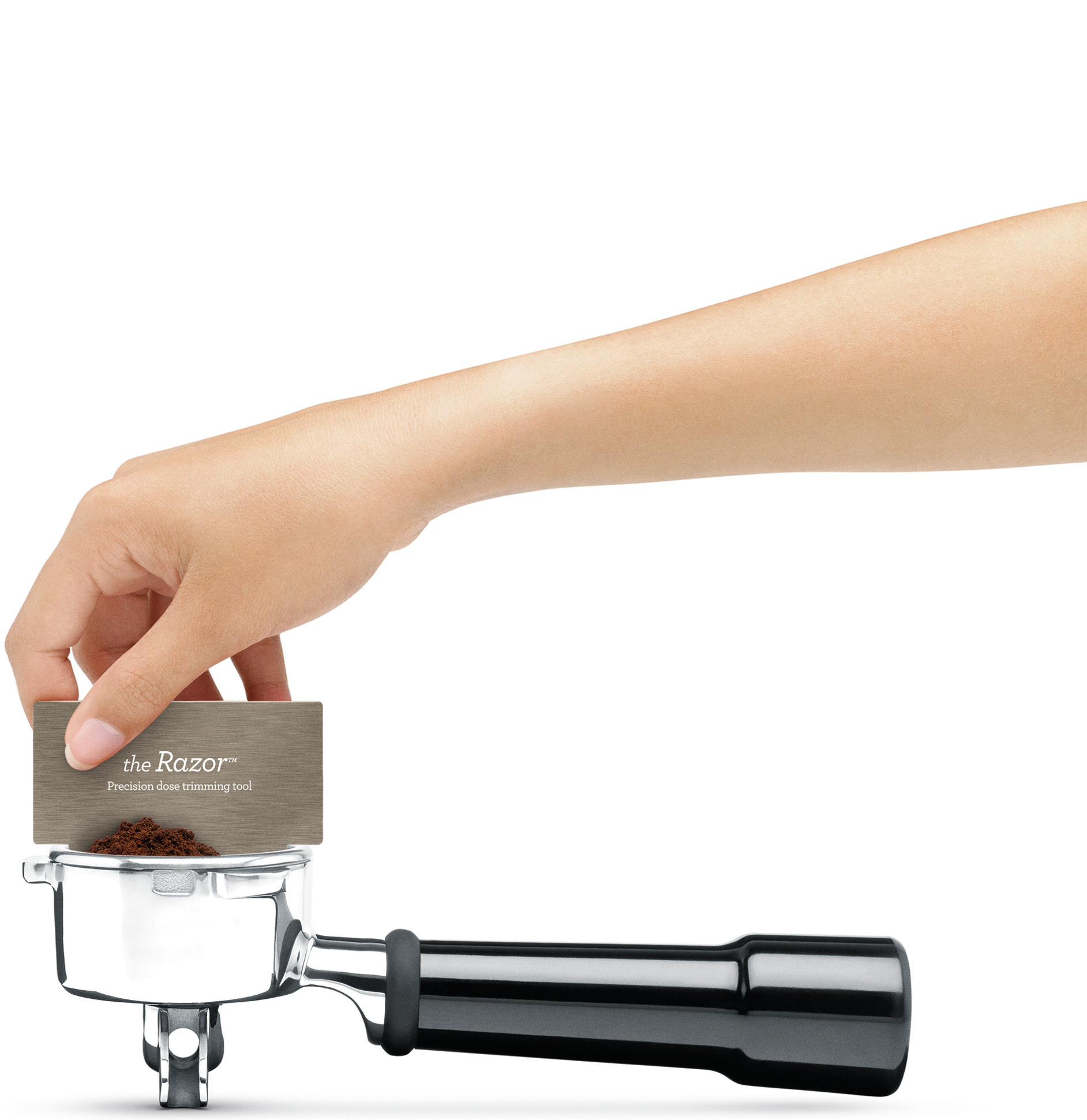 Eine Hand hält ein Werkzeug über einer Espressomaschine mit Kaffeepulver.