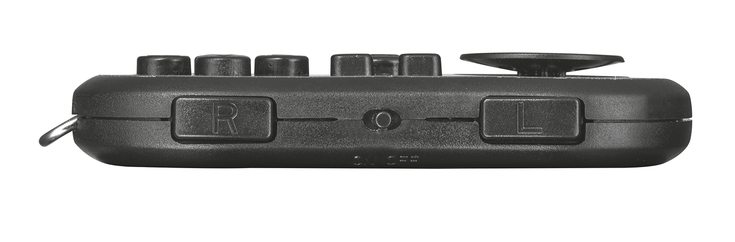 Een zwart handheld apparaat met knoppen, een joystick en R & L knoppen. Een zilveren ring is bevestigd. Witte achtergrond.