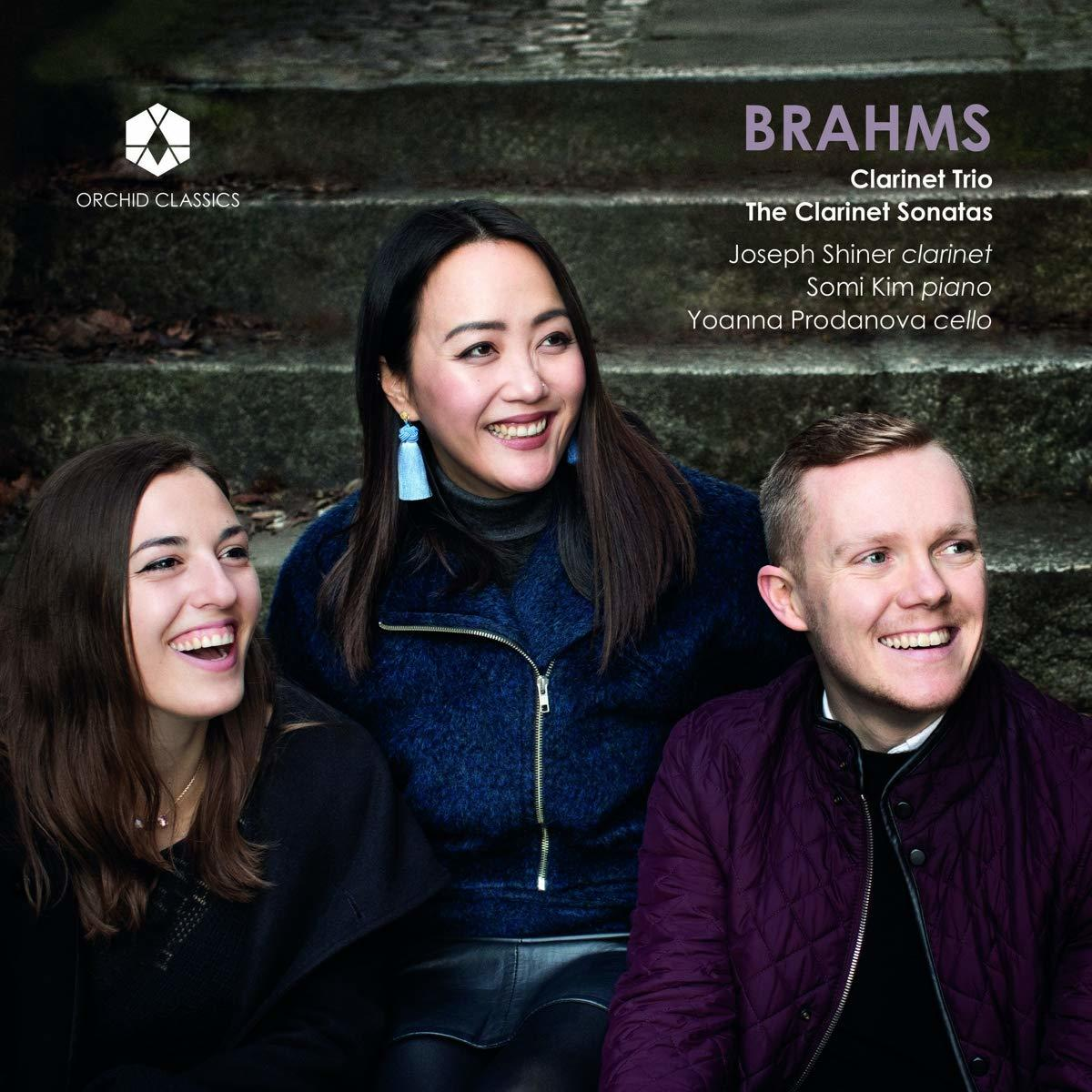 Albumcover mit drei lächelnden Personen, Text: 'Brahms Klarinettentrio'.