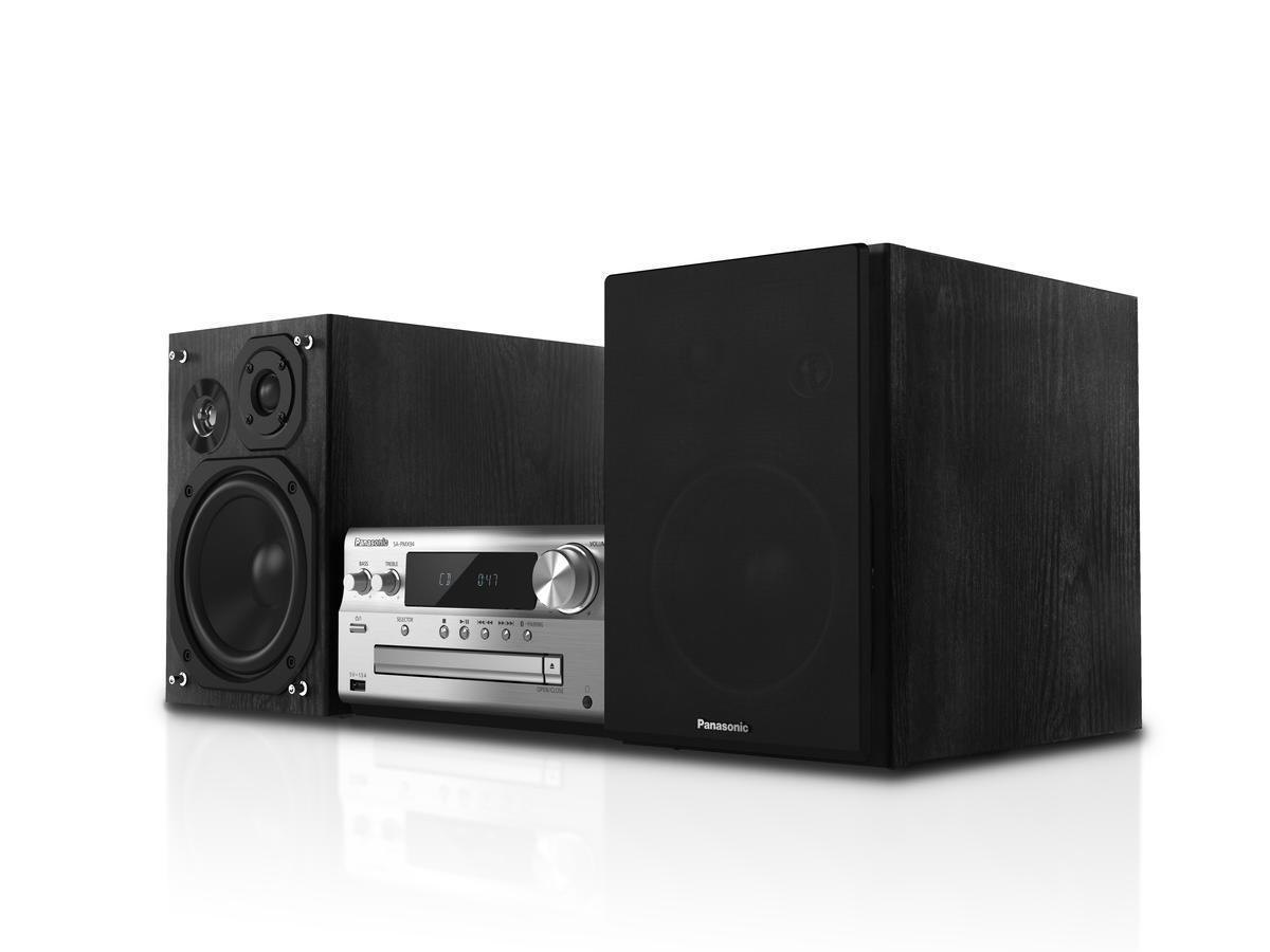 Eine Stereoanlage bestehend aus zwei Lautsprechern und einer Zentraleinheit mit CD-Player, alles schwarz und silber.