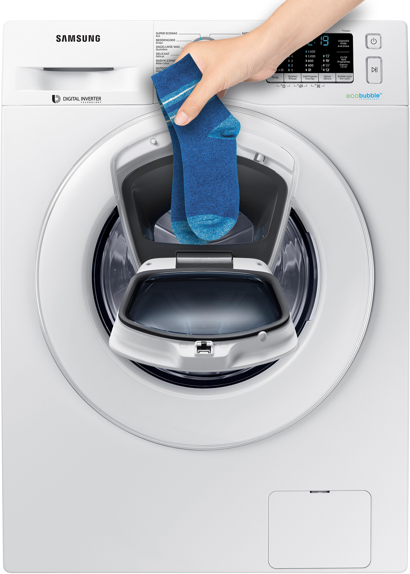 Une main mettant une chaussette bleue dans la machine à laver ouverte.