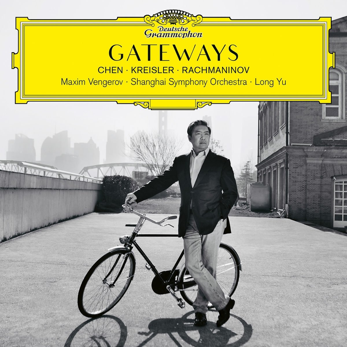Pochette d'album, musicien classique avec un vélo, fond de paysage urbain avec une bande jaune en haut.