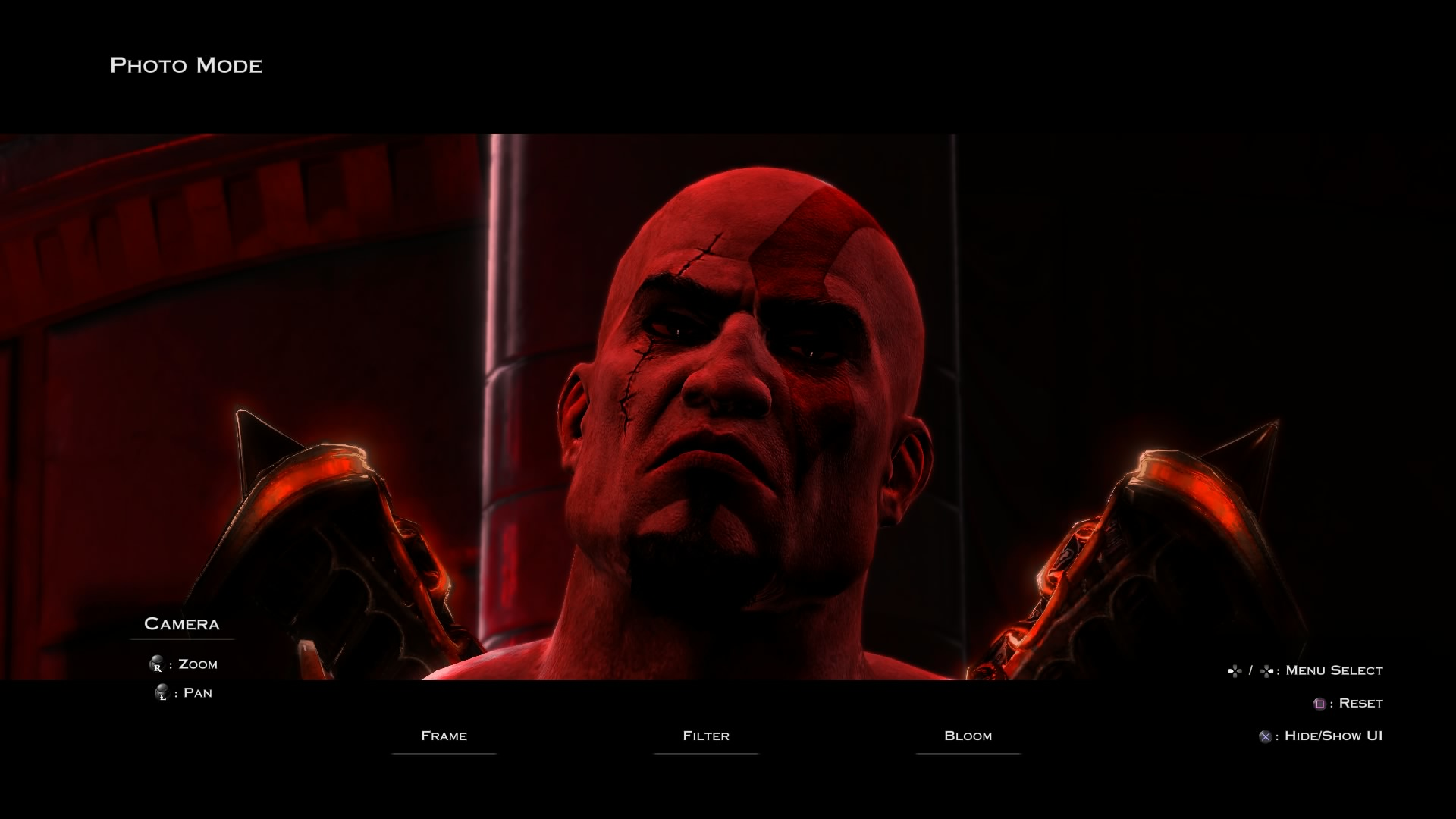 Kratos aus God of War. Rote Beleuchtung, Nahaufnahme, fokussierter Blick.
