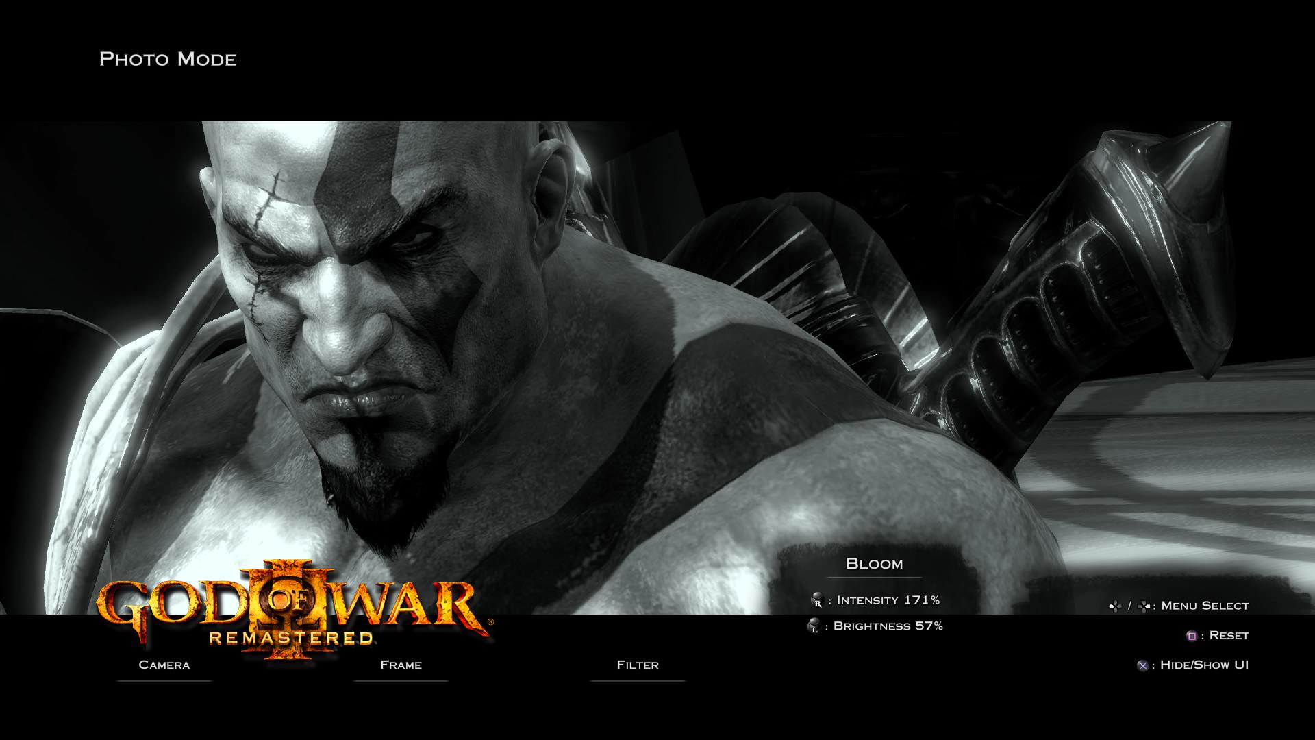Schwarz-Weiß-Bild von Kratos aus God of War. Titel und Spieloptionen befinden sich unten.