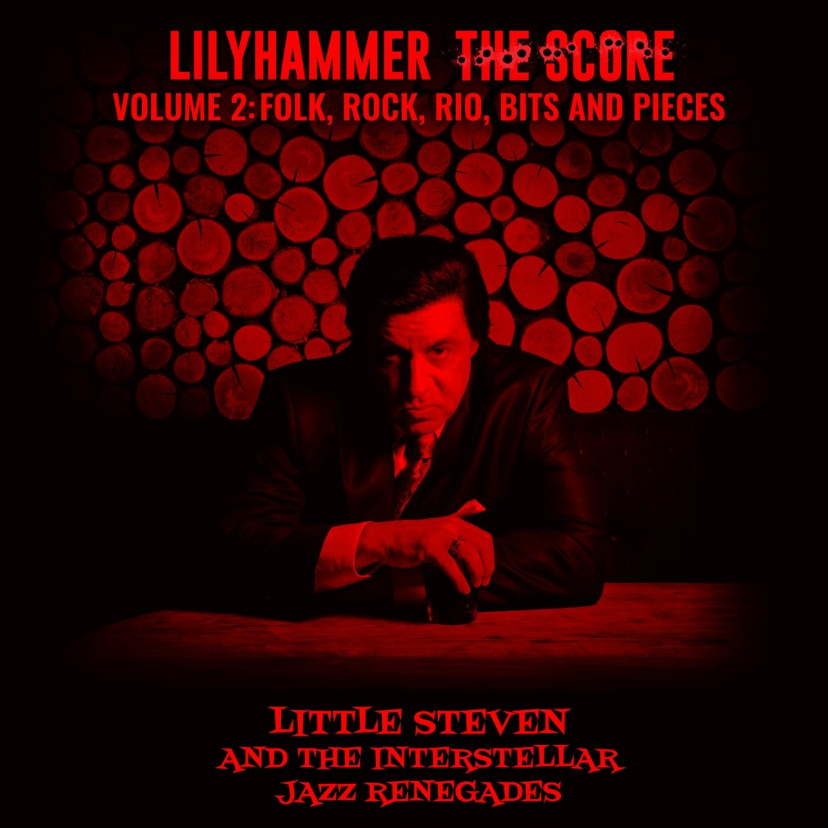 Albumhoes van Lilyhammer: The Score met een man in pak op een rode achtergrond.