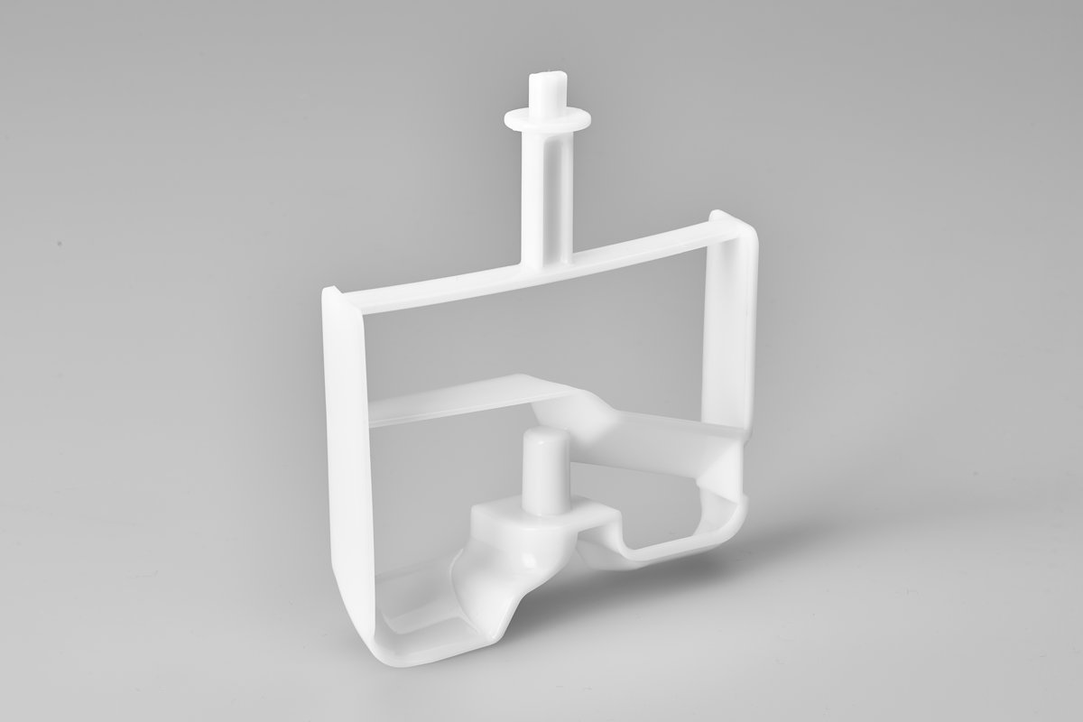Witte plastic mixerbevestiging. Het is een gegoten onderdeel, met een steel.