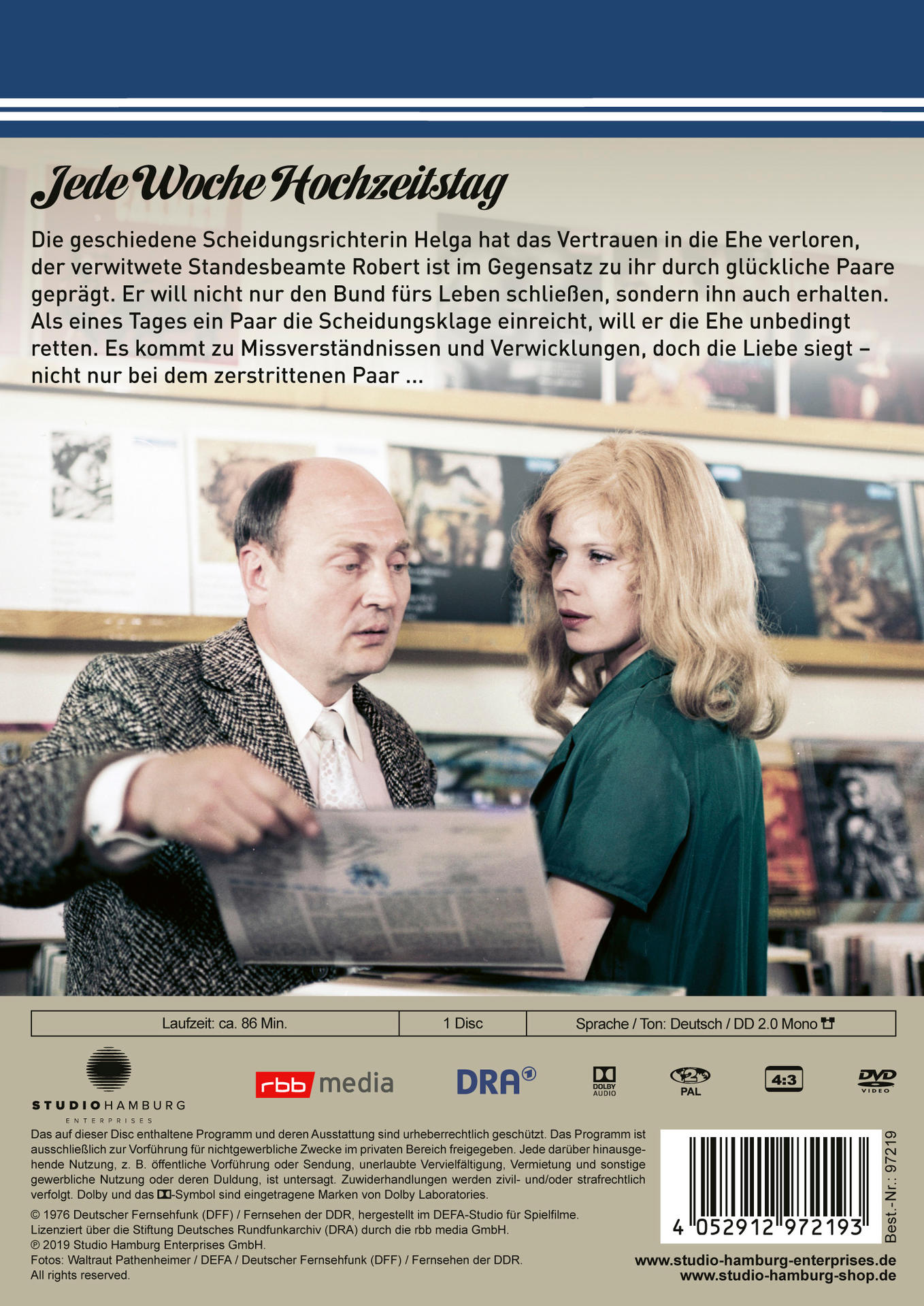 DVD-Cover mit zwei Personen, die ein Dokument betrachten. Text auf Deutsch. Titel: 'Jede Woche Hochzeitstag'.