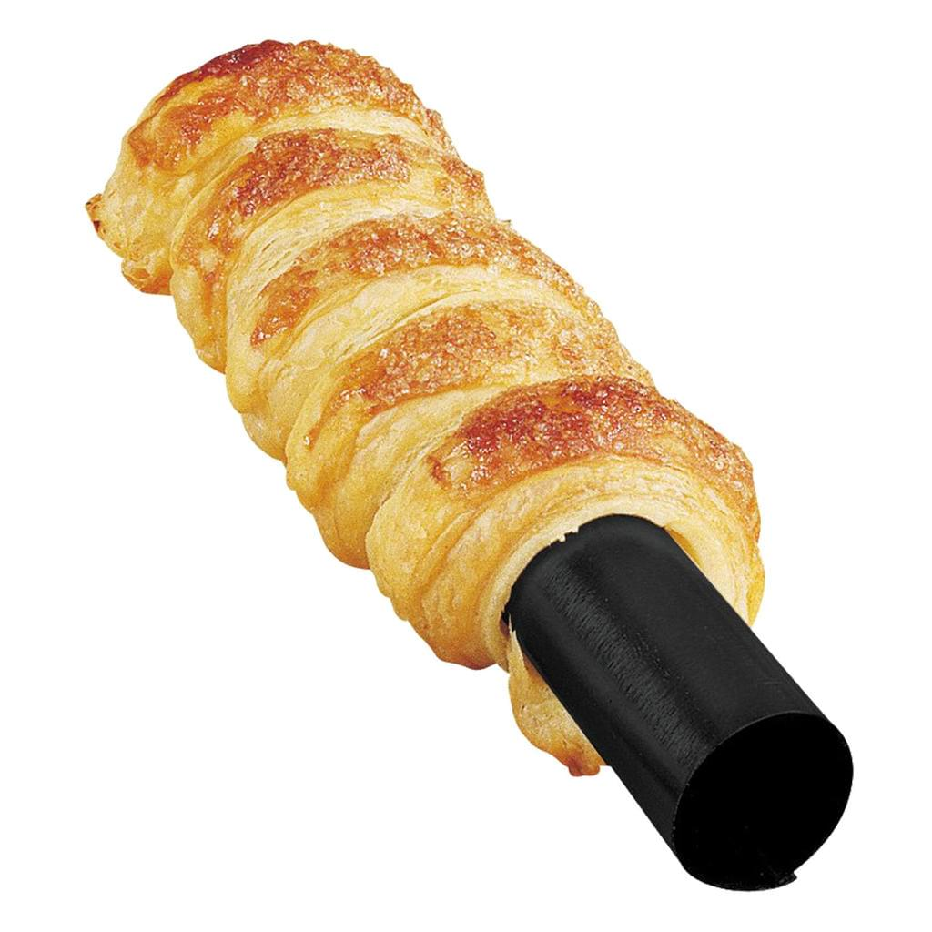 Gebäckrolle mit schwarzem Rohr innen. Goldbraun gebacken und mit Zucker bestreut.