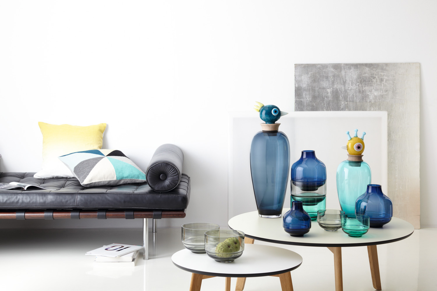 Ein modernes Wohnzimmer mit Vasen auf Tischen, einem Sofa und dekorativen Gegenständen. Weißer Hintergrund.