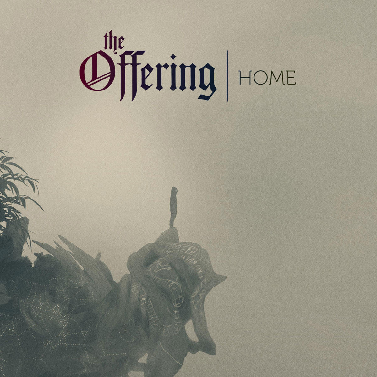 Albumcover mit Text 'the Offering | HOME'. Verschwommener Hintergrund, helle Töne.
