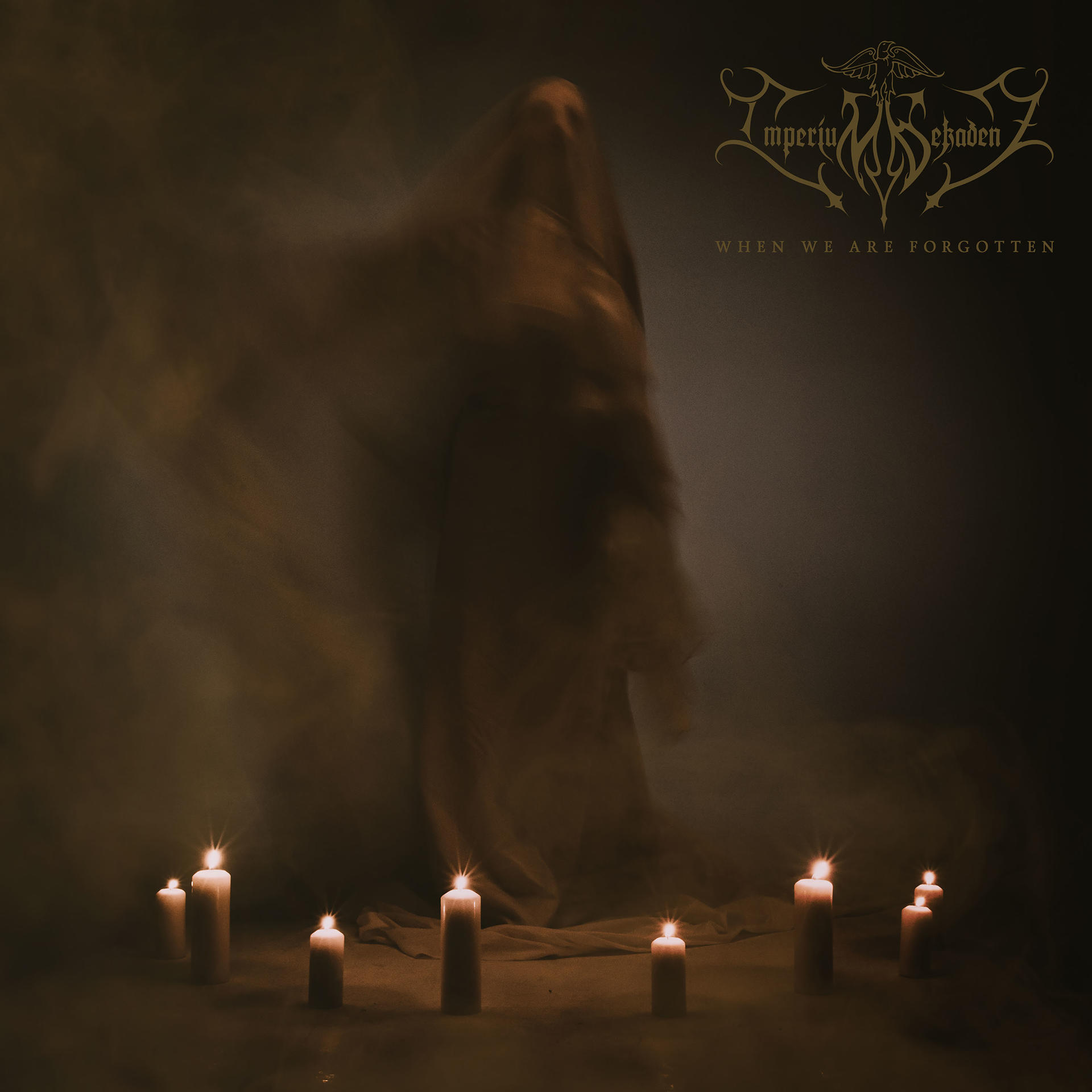 Dunkles, stimmungsvolles Albumcover mit einer Figur in Kapuzenmantel, Kerzen drumherum. Text: When We Are Forgotten.