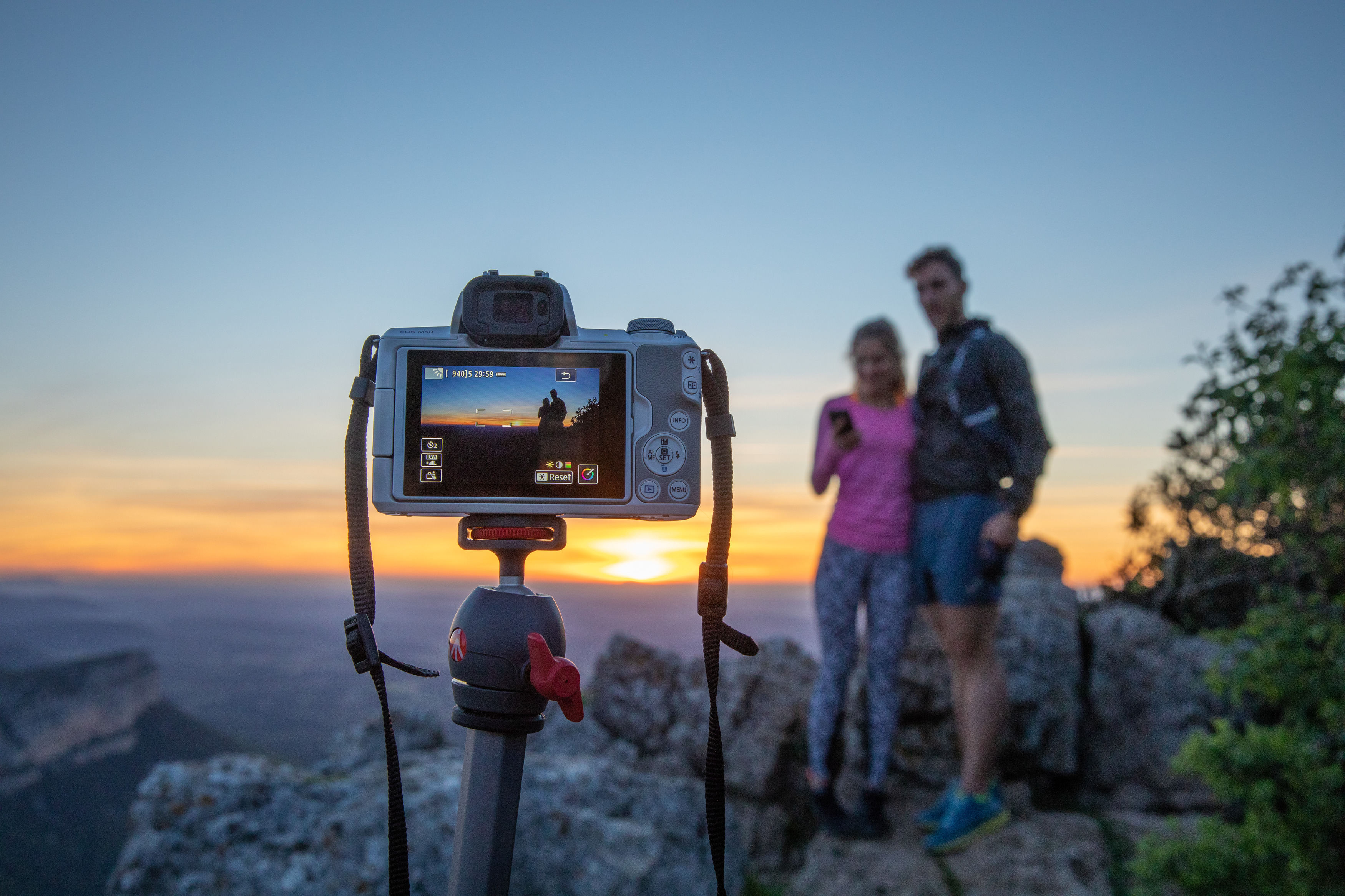 CANON EOS M50 Kit Systemkamera mit Objektiv 15-45 mm, 55-200 mm, 7,5 cm Display Touchscreen, WLAN